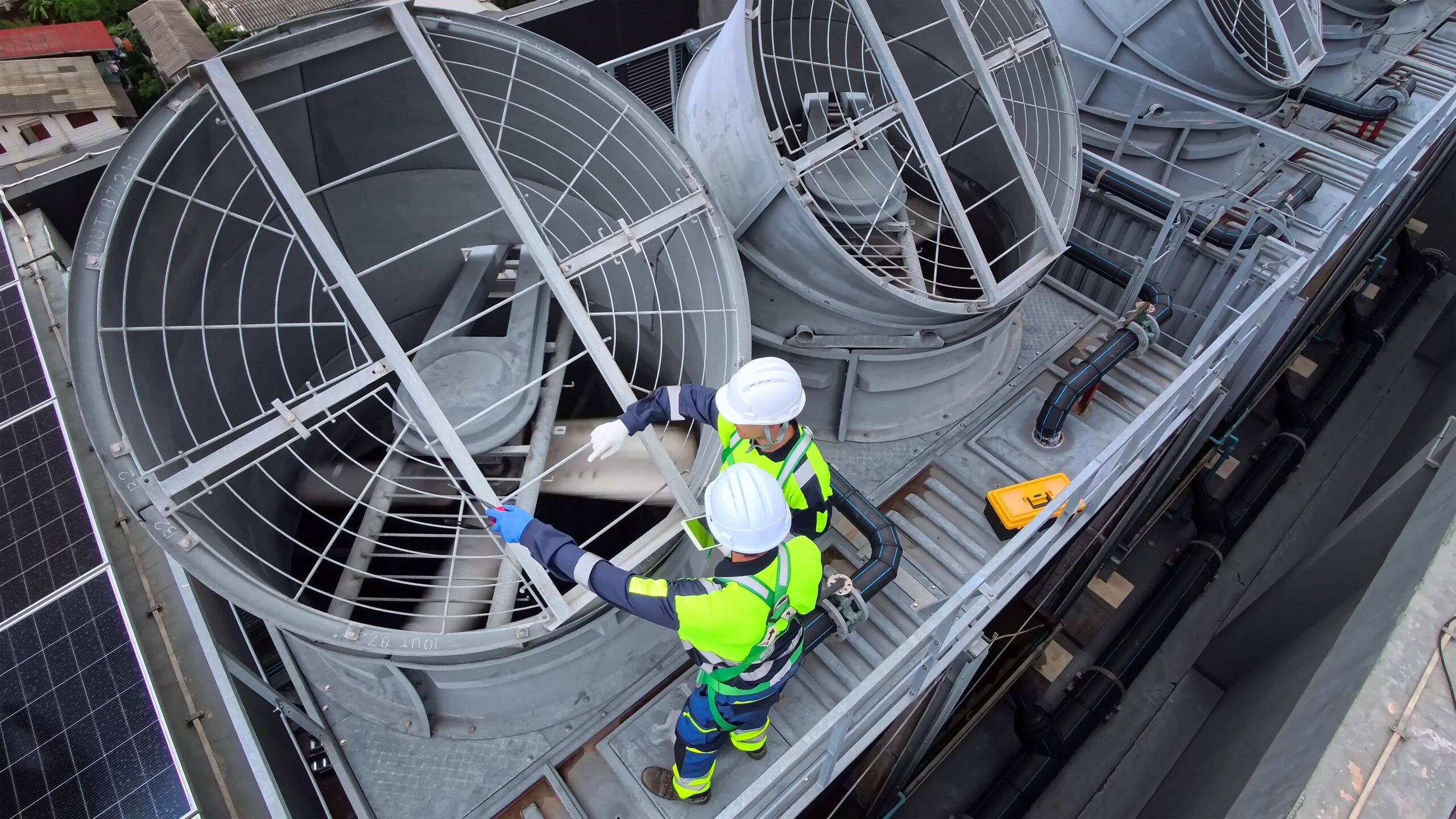 torre de resfriamento aguaviva tecnologia blog tecnicos fazendo manutenção